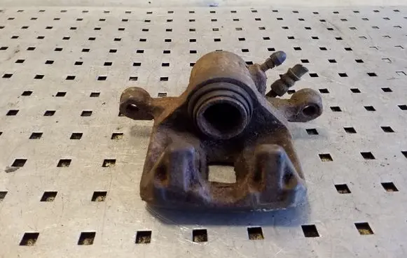 Opel Frontera B Rear brake caliper