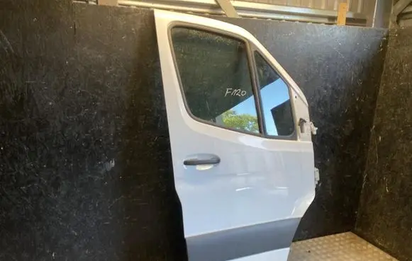 Mercedes-Benz Sprinter W907 W910 Front door