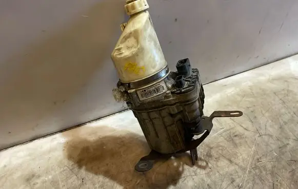 Opel Zafira B Power steering pump 13292554