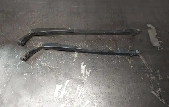 Volkswagen PASSAT B5.5 Front wiper blade arm 3B1955409C 3B1955410C