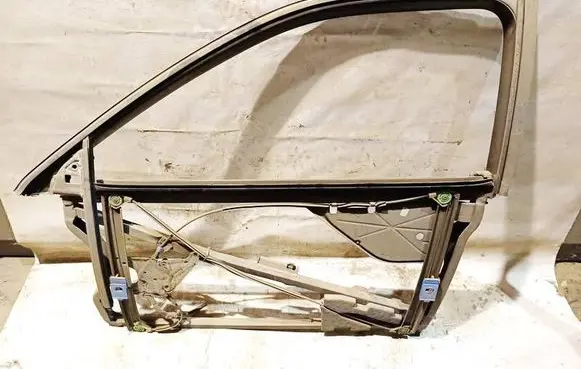 Audi A3 S3 8L Front door window/glass frame 