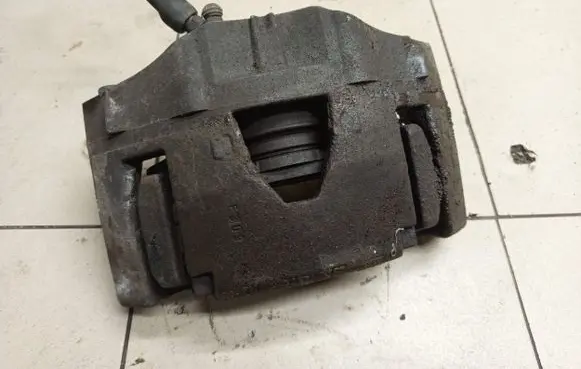 Volvo XC90 Front brake caliper