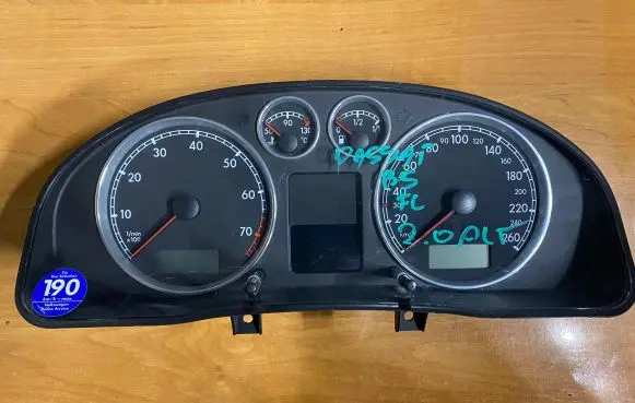 Volkswagen PASSAT B5.5 Speedometer (instrument cluster) 3B0920829 260204060214 VWZ7ZDD9379548