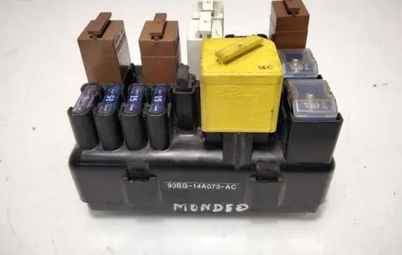 Ford Mondeo MK I Fuse module 93BG14A073AC