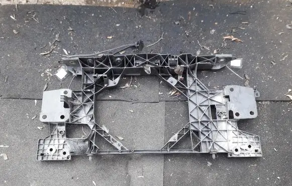 Renault Megane III Radiator support slam panel