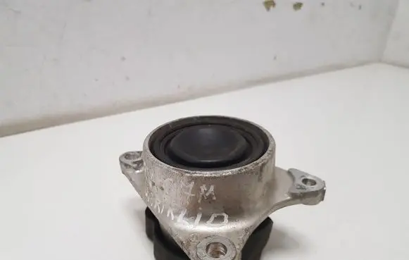 Honda CR-V Engine mount bracket
