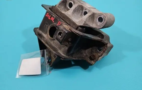 Engine mount vacuum valve