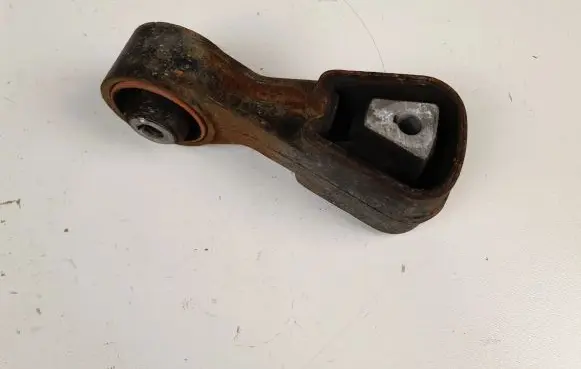 Peugeot 508 Engine mount bracket