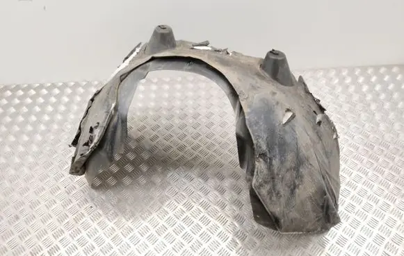 Front wheel arch liner splash guards
