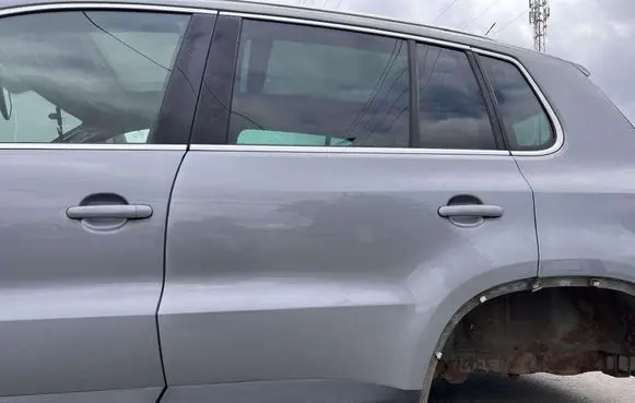 Volkswagen Tiguan Rear door