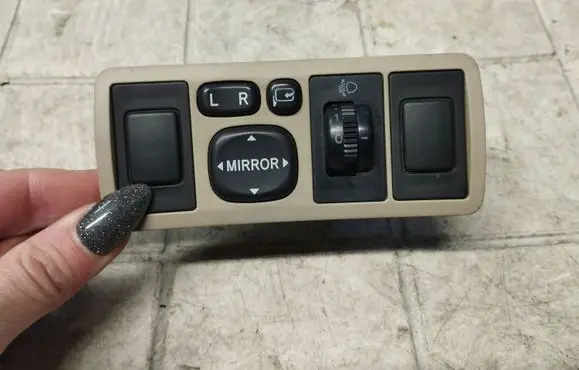 Toyota Avensis T250 Wing mirror switch 183575