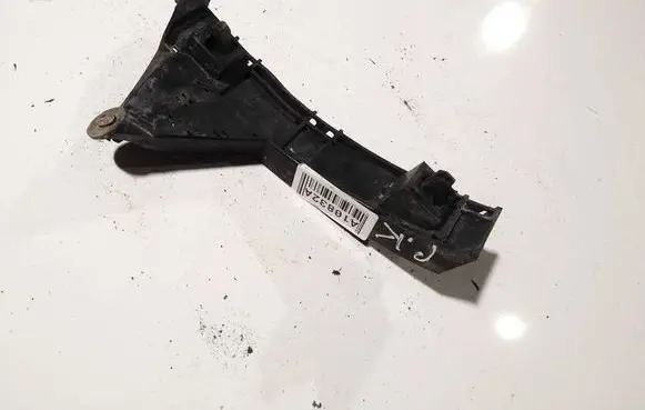 Front bumper mounting bracket