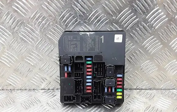 Nissan Pathfinder R52 Fuse module 284B7EB33B