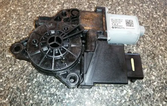 Hyundai Santa Fe Front door window regulator motor 82450S1010