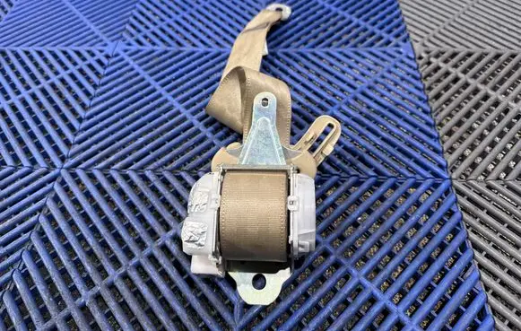 Lexus RX 330 - 350 - 400H Rear seatbelt H073801