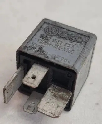 Volkswagen PASSAT B5 Other relay 8D0951253 PA66GF25 V23134J52X300