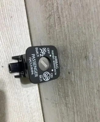 Toyota Yaris Child safety switch 