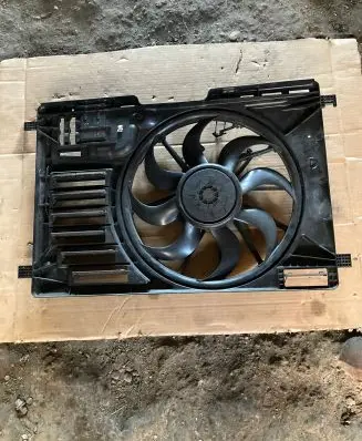 Ford Kuga II Radiator cooling fan shroud 3135104101 0936821 PA6GF15M110