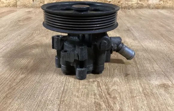 Opel Insignia A Power steering pump 55563329
