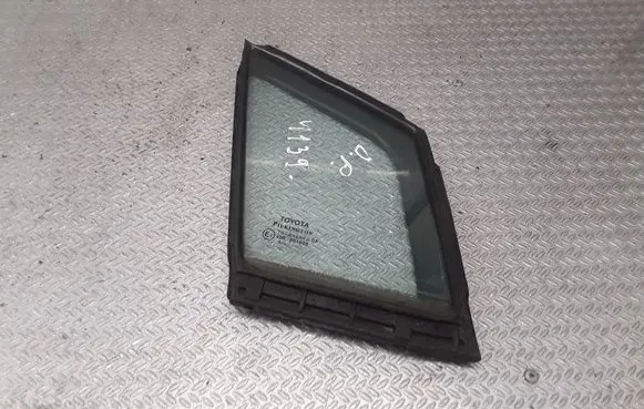 Toyota Avensis T270 Front door vent window glass four-door 