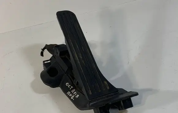 Accelerator throttle pedal