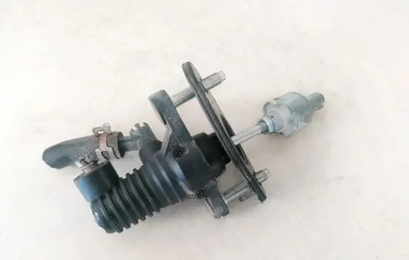 Toyota RAV 4 (XA30) Clutch master cylinder