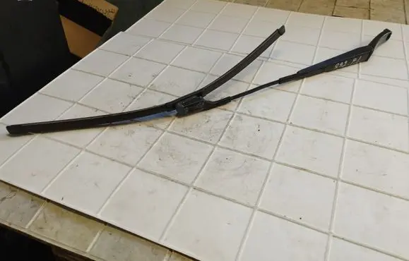 Volkswagen Tiguan Front wiper blade arm 5N1955409