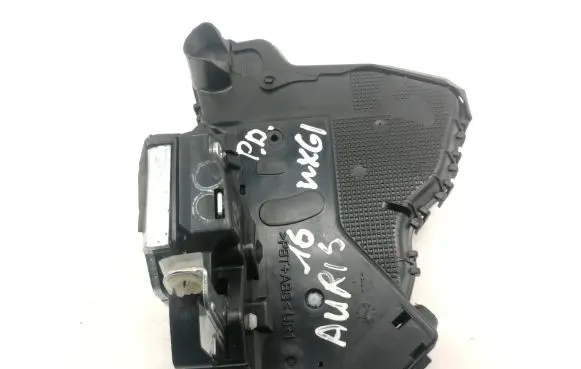 Toyota Auris E180 Front door lock A084219