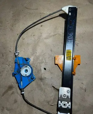 Rear door manual window regulator