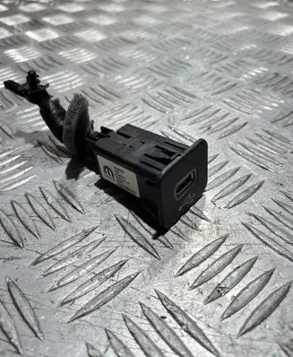 Jeep Renegade USB socket connector 735600659