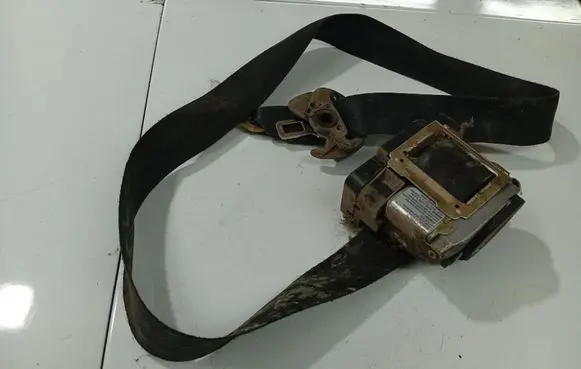 Volkswagen PASSAT B5.5 Middle seatbelt (rear) 