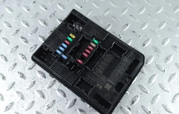 Dacia Sandero III Fuse box set 284B64435R N16600749A