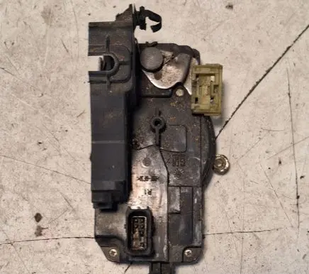 Opel Vectra C Front door lock 24447343