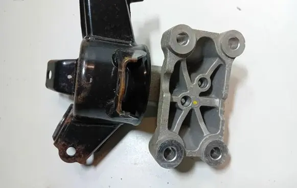 Hyundai i30 Gearbox mounting bracket ŁAPA SKRZYNI GÓRNA HYUNDAI I30 07-12