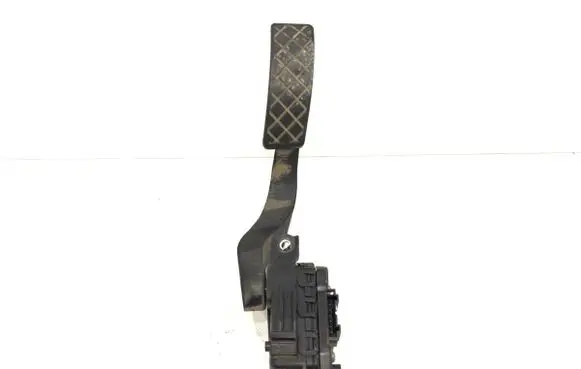 Accelerator throttle pedal