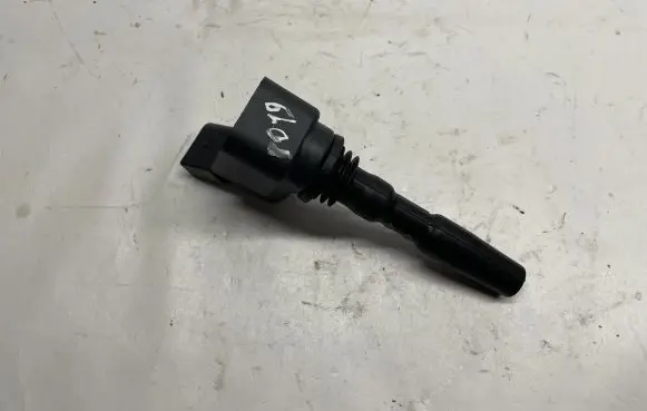 Volkswagen Jetta VII High voltage ignition coil 04E905110M