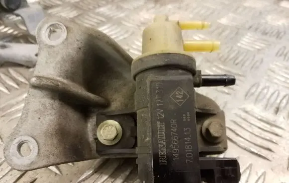 Renault Trafic III (X82) Turbo solenoid valve 149566740R 70181413 149572548R