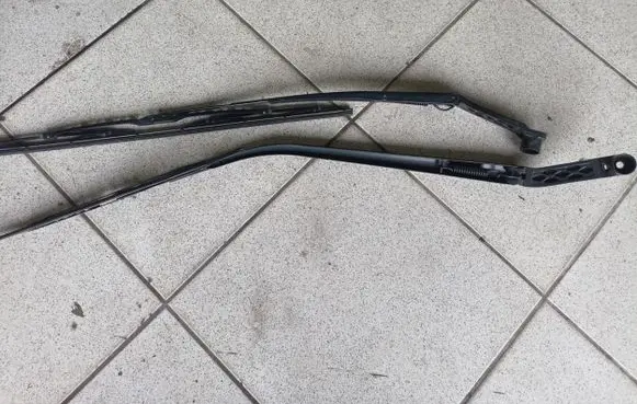 Front wiper blade arm