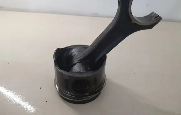 Mercedes-Benz Sprinter W906 Piston with connecting rod