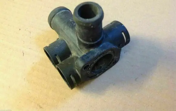 Volkswagen Golf II Engine coolant pipe/hose 037121132B