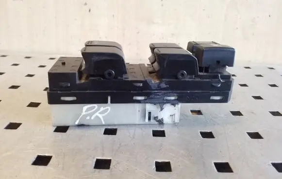 Suzuki Grand Vitara II Electric window control switch 64J301058T