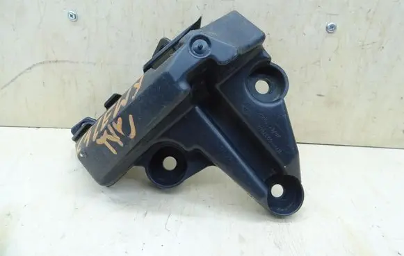Rear bumper mounting bracket