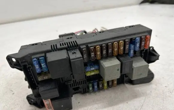 Mercedes-Benz E W211 Fuse module A2115457101