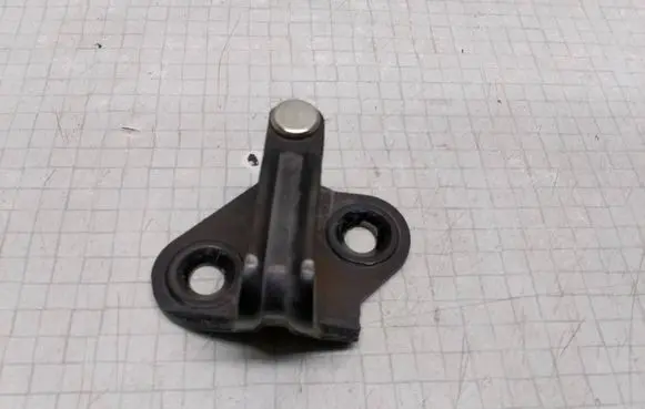 Volkswagen Transporter - Caravelle T4 Front door lock loop/hook striker 7D0837767