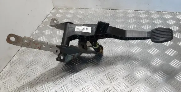 Volvo V40 Clutch pedal 31400461
