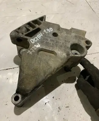 Skoda Octavia Mk2 (1Z) Engine mounting bracket 03G199207G V560KT9101