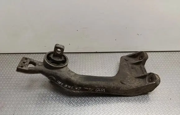 Mercedes-Benz Vito Viano W447 Rear differential/diff mount bracket A4473530095