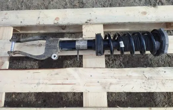 BMW 5 G30 G31 Front shock absorber/damper 6866639