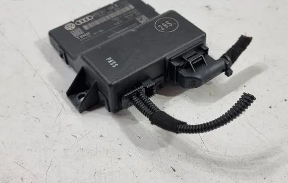 Audi A6 S6 C6 4F Gateway control module 4F0907468