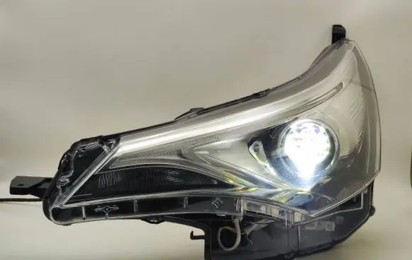 Toyota Avensis T270 Headlight/headlamp 0547